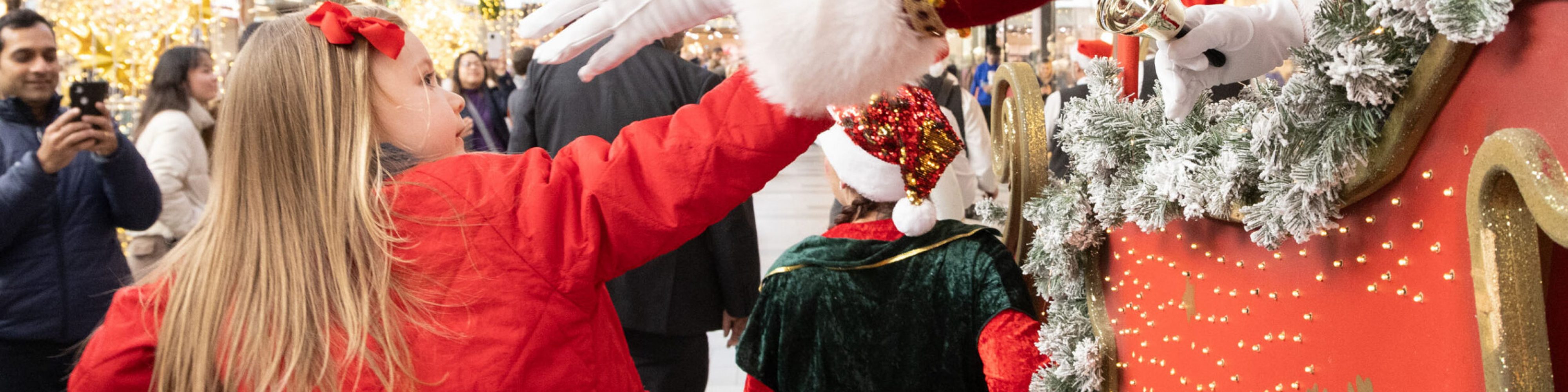 Paul Sherwood Photographer  paul@sherwood.ie  00 353 87 230 9096
Blanchardstown Centre, arrival of Santa.
November 2024